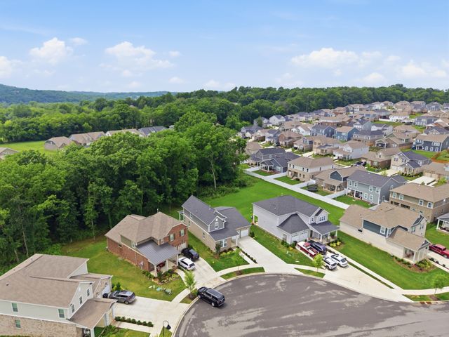 878 Nightingale Ave, Hendersonville, TN 37075