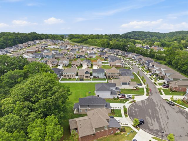 878 Nightingale Ave, Hendersonville, TN 37075