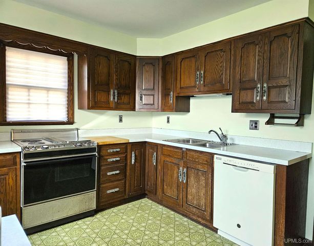 206 E Iron Street, Bessemer, MI 49911