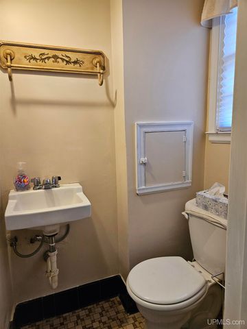 206 E Iron Street, Bessemer, MI 49911