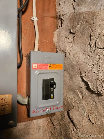 206 E Iron Street, Bessemer, MI 49911