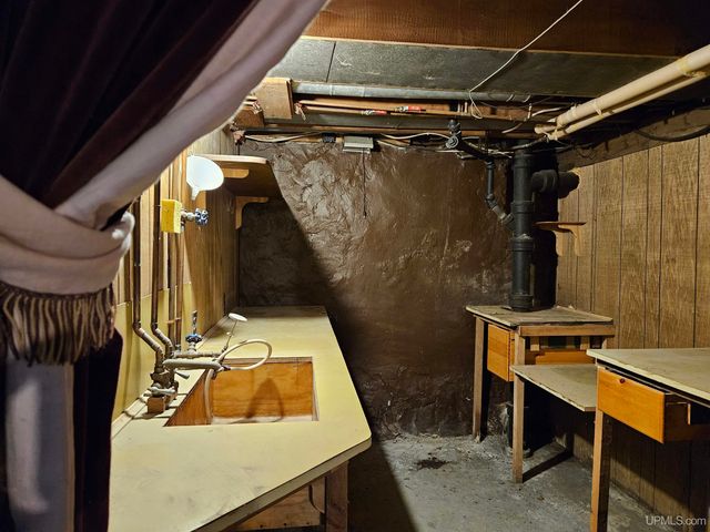 206 E Iron Street, Bessemer, MI 49911