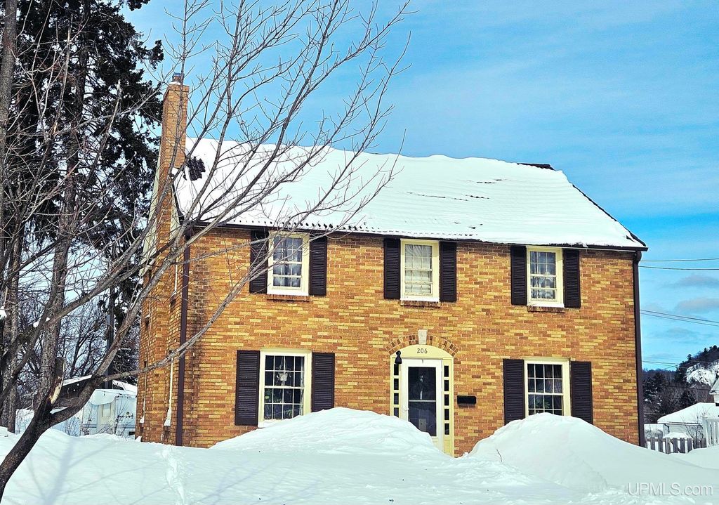 206 E Iron Street, Bessemer, MI 49911