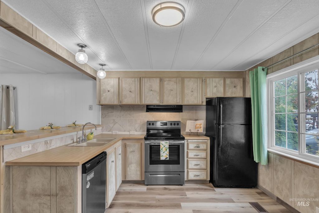 790 N Riviera Dr 19, Boise, ID 83703 photo 9