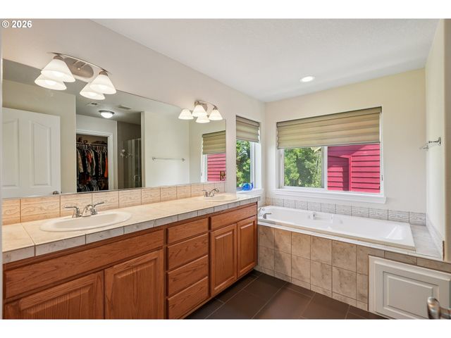 19358 RED HAWK Dr, Oregon City, OR 97045