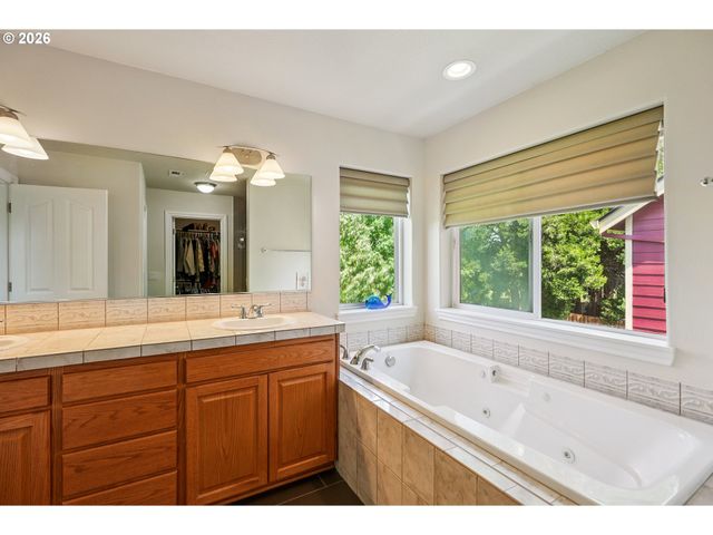 19358 RED HAWK Dr, Oregon City, OR 97045