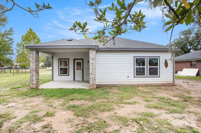 221 Inwood Drive, West Columbia, TX 77486