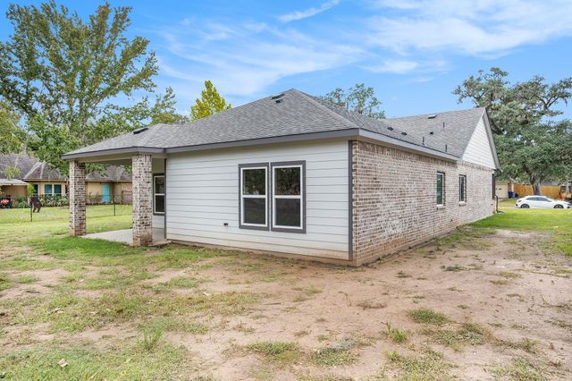 221 Inwood Drive, West Columbia, TX 77486
