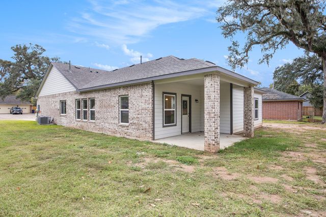 221 Inwood Drive, West Columbia, TX 77486