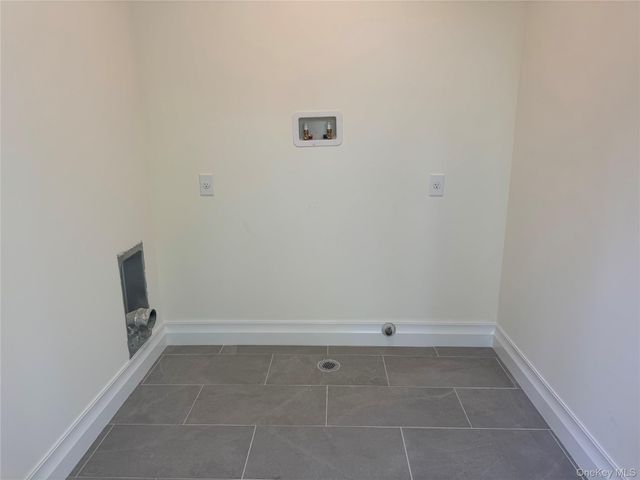 9 First Street, Glenwood Landing, NY 11547