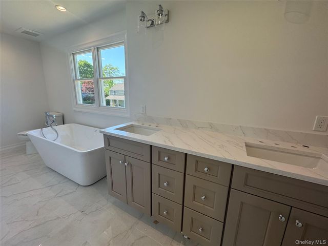 9 First Street, Glenwood Landing, NY 11547