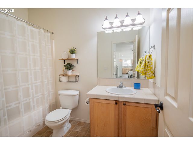 1191 HEATHMAN Dr, Eugene, OR 97402