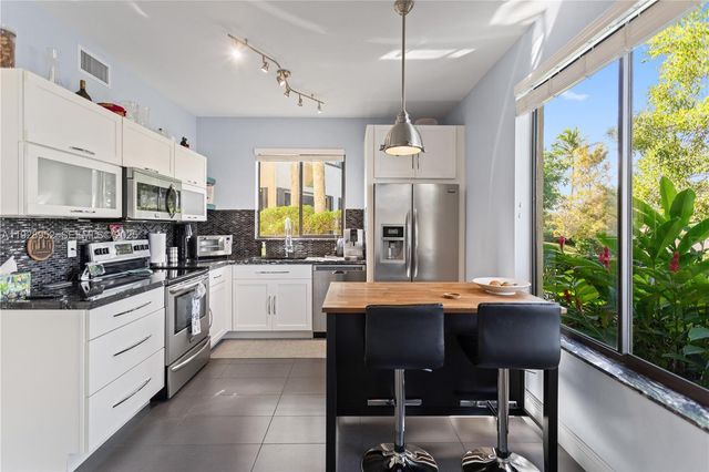 10527 NW 10th Ct A-115, Plantation, FL 33322