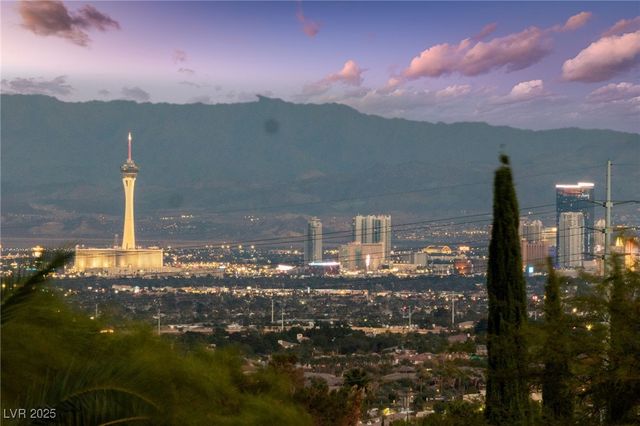 1928 Hot Oak Ridge Street, Las Vegas, NV 89134