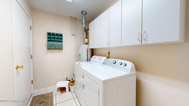 3827 Greenhurst Dr, Louisville, KY 40299
