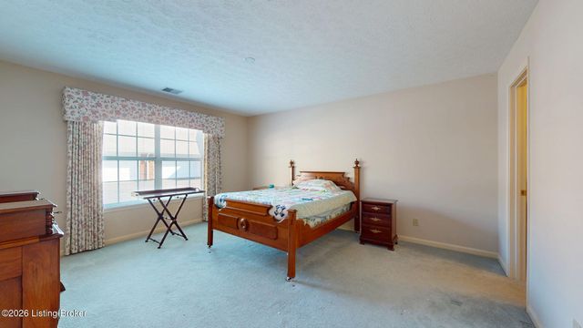 3827 Greenhurst Dr, Louisville, KY 40299