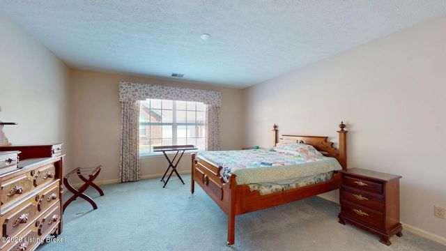 3827 Greenhurst Dr, Louisville, KY 40299