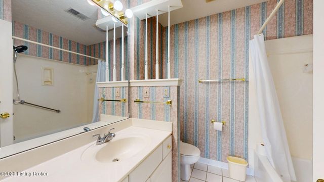 3827 Greenhurst Dr, Louisville, KY 40299