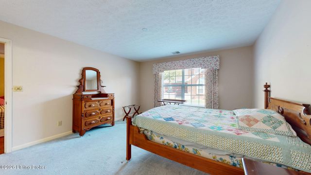 3827 Greenhurst Dr, Louisville, KY 40299