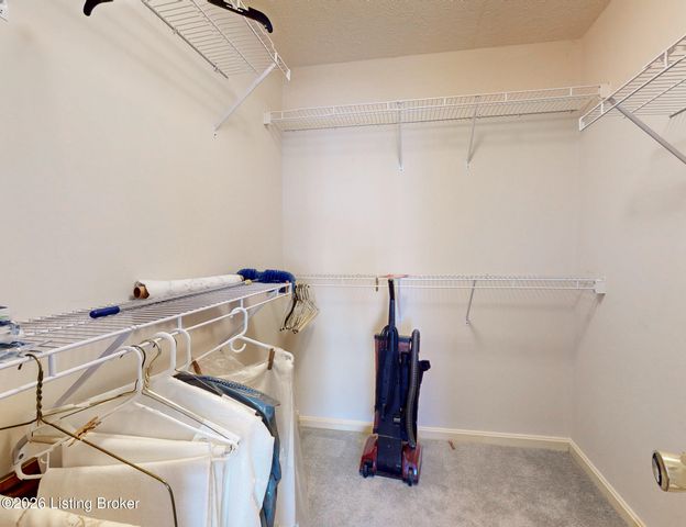 3827 Greenhurst Dr, Louisville, KY 40299