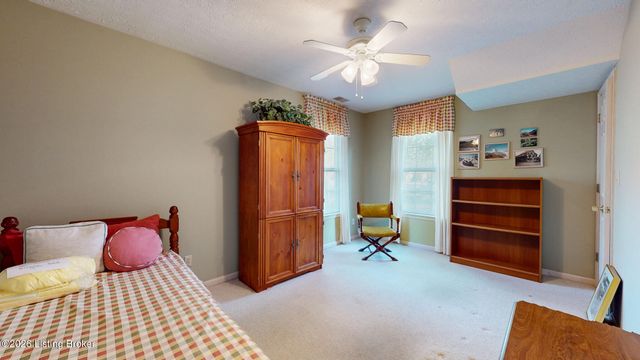 3827 Greenhurst Dr, Louisville, KY 40299