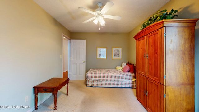 3827 Greenhurst Dr, Louisville, KY 40299