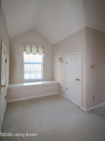 3827 Greenhurst Dr, Louisville, KY 40299