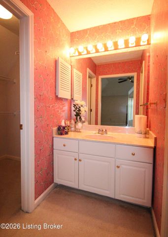 3827 Greenhurst Dr, Louisville, KY 40299