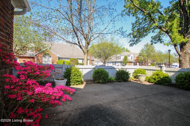 3827 Greenhurst Dr, Louisville, KY 40299