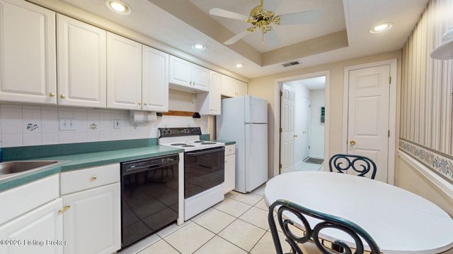 3827 Greenhurst Dr, Louisville, KY 40299