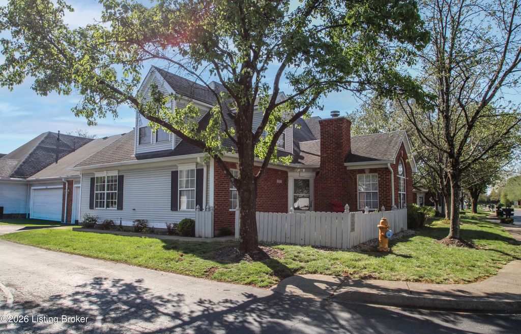 3827 Greenhurst Dr, Louisville, KY 40299