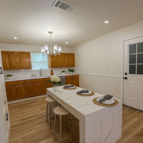 3125 South Drive, Groves, TX 77619