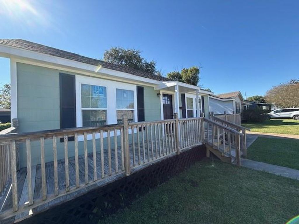 3125 South Drive, Groves, TX 77619