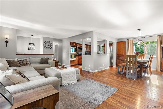 6023 Paramus, Clarkston, MI 48346