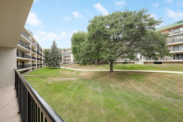10411 Cedar Lake Road 208, Minnetonka, MN 55305