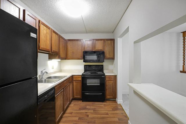 10411 Cedar Lake Road 208, Minnetonka, MN 55305