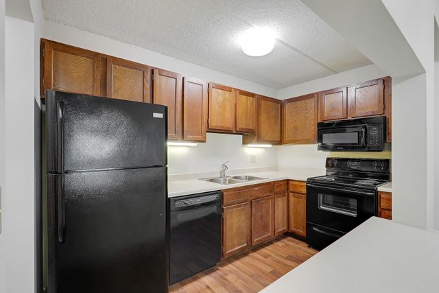 10411 Cedar Lake Road 208, Minnetonka, MN 55305