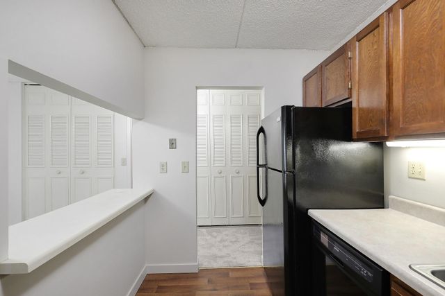 10411 Cedar Lake Road 208, Minnetonka, MN 55305