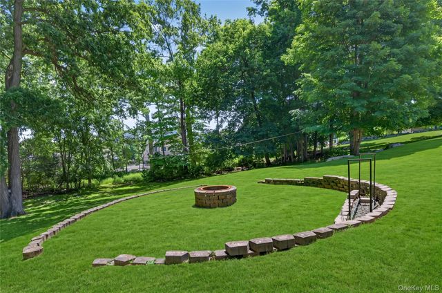 22 Hampton Place, Cornwall, NY 12518