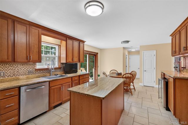 22 Hampton Place, Cornwall, NY 12518
