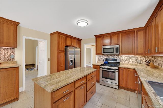 22 Hampton Place, Cornwall, NY 12518