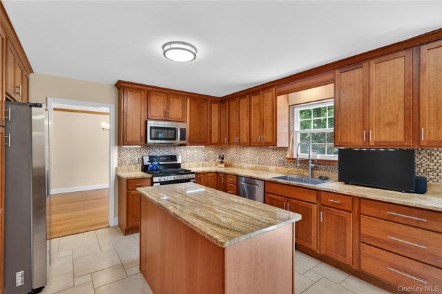 22 Hampton Place, Cornwall, NY 12518