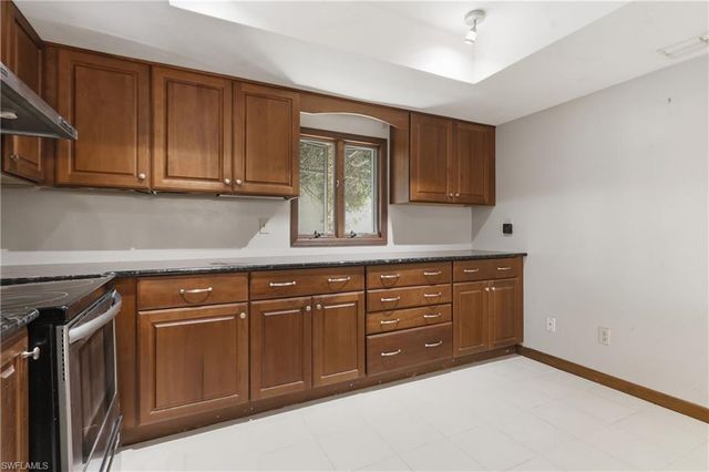 9753 Maplecrest CIR, Lehigh Acres, FL 33936