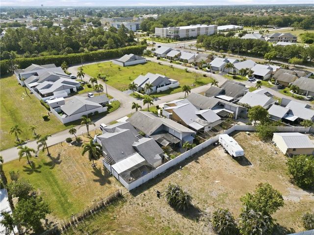 9753 Maplecrest CIR, Lehigh Acres, FL 33936