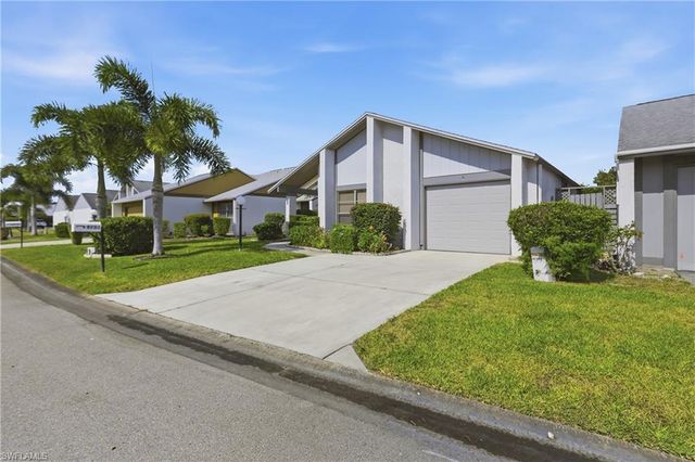 9753 Maplecrest CIR, Lehigh Acres, FL 33936