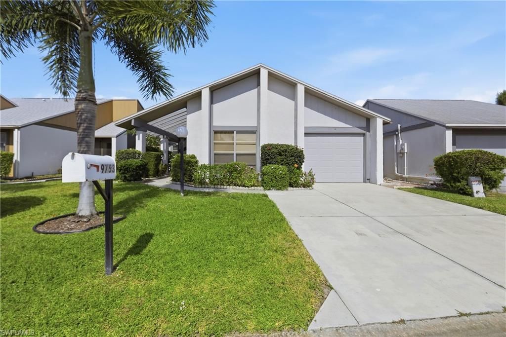 9753 Maplecrest CIR, Lehigh Acres, FL 33936