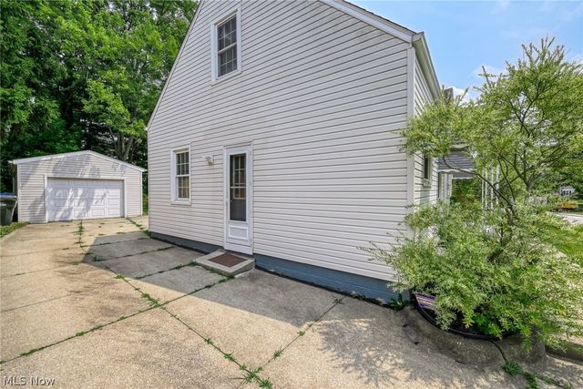 2751 Valley Road, Cuyahoga Falls, OH 44223
