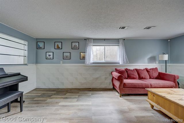 2410 E Lincoln Avenue, Royal Oak, MI 48067