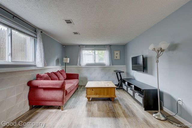 2410 E Lincoln Avenue, Royal Oak, MI 48067