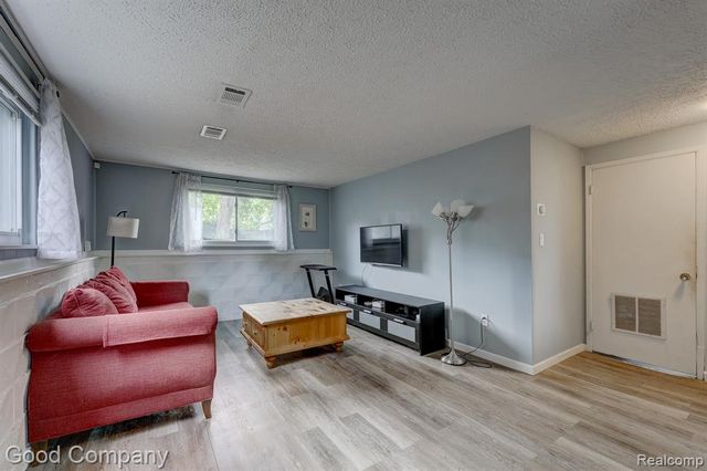 2410 E Lincoln Avenue, Royal Oak, MI 48067